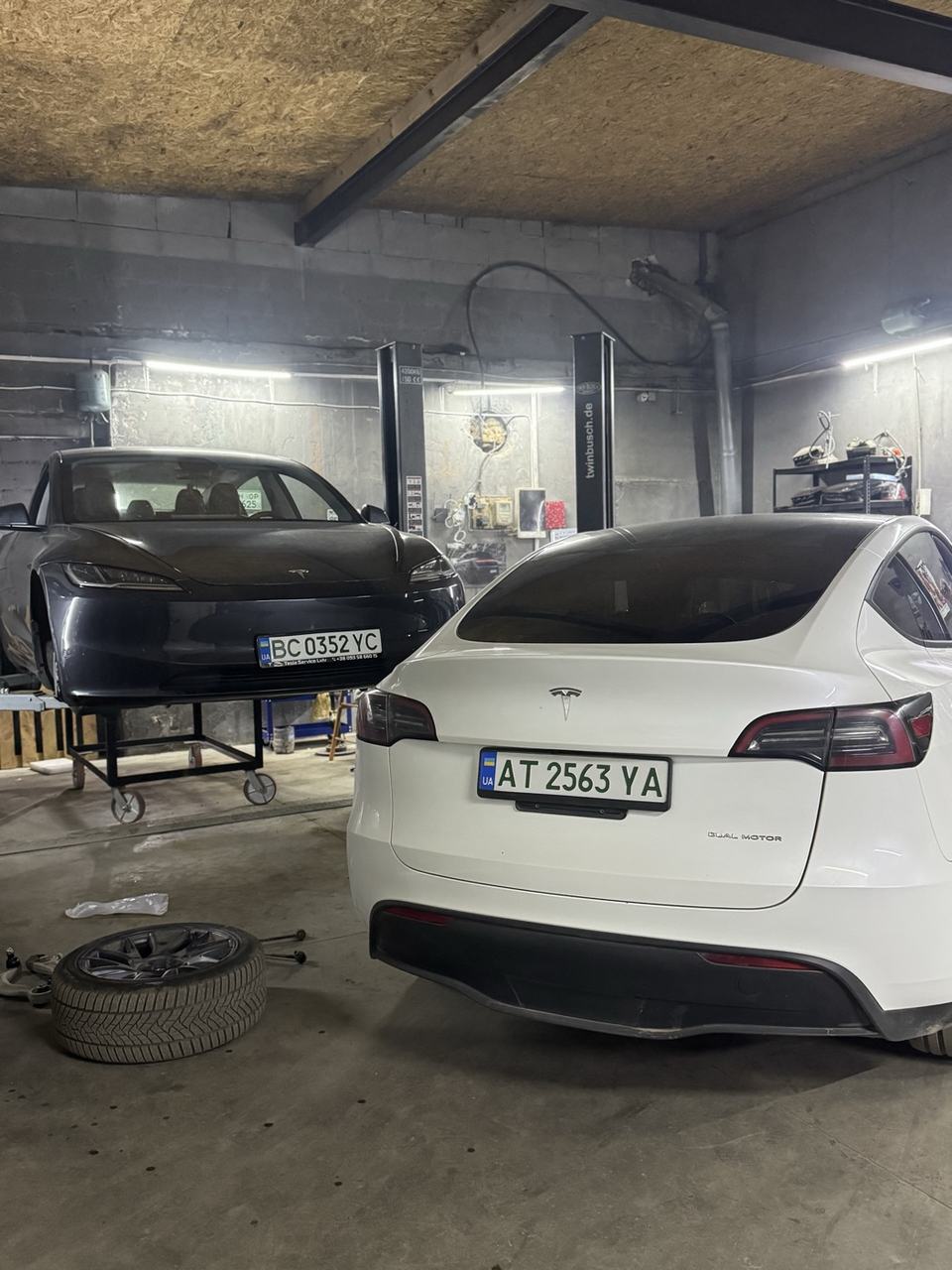 Кузовні роботи: корпус Tesla на візку та Model Y в сервісі